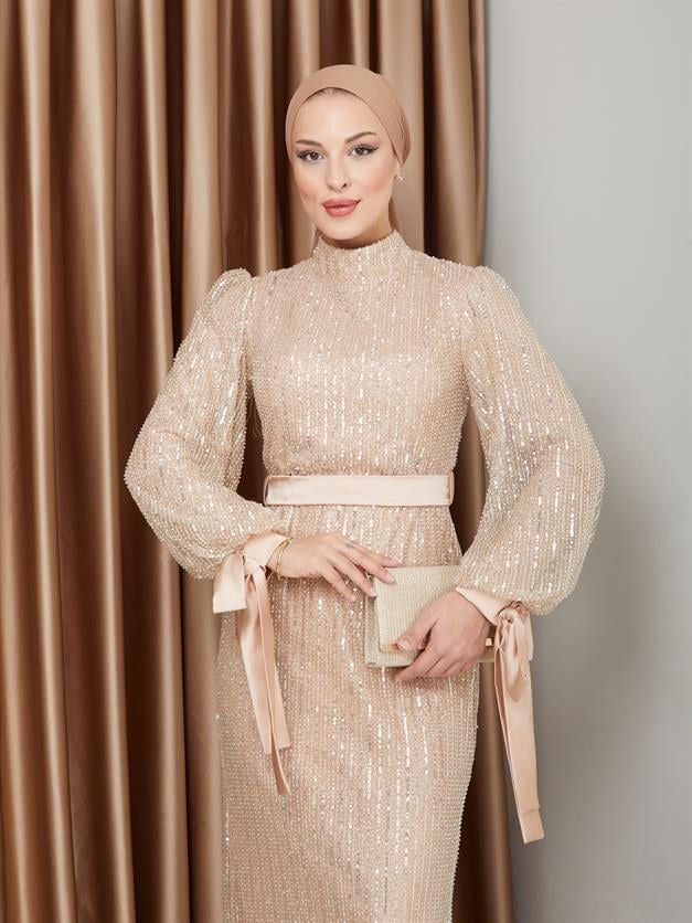 فستان سهرة حجابي مزين بالترتر مع تفاصيل فيونكة على فتحة الذراع يفعل 1222