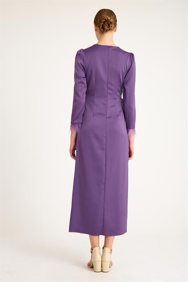 فستان سهرة من الحرير والساتان بأكمام من الريش وخصر مطوي ليلا 4897-E