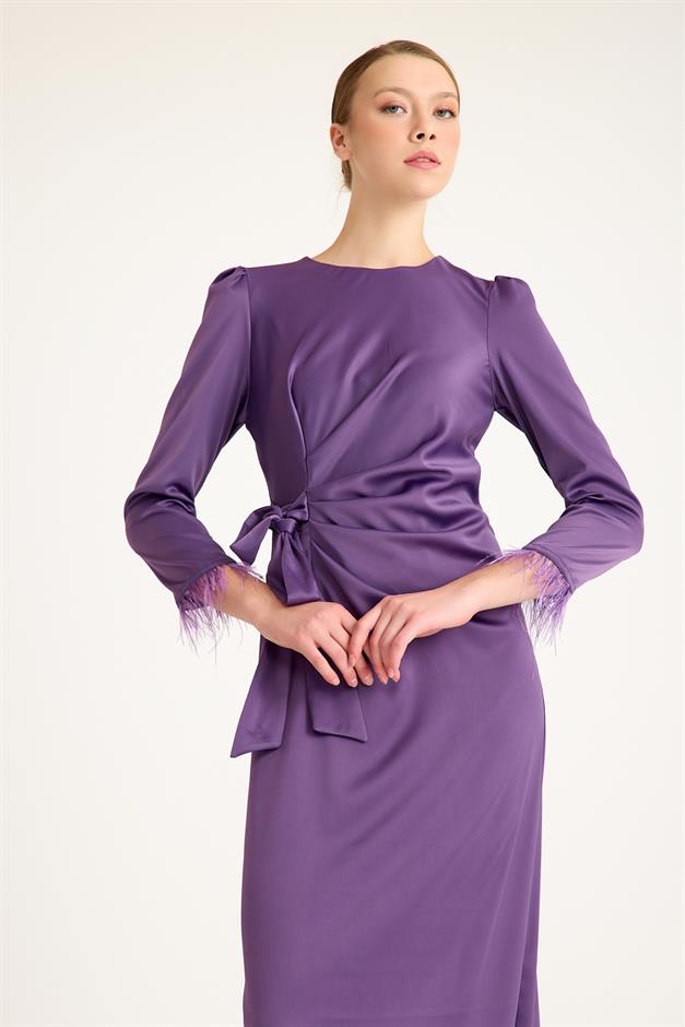 فستان سهرة من الحرير والساتان بأكمام من الريش وخصر مطوي ليلا 4897-E