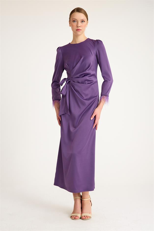 فستان سهرة من الحرير والساتان بأكمام من الريش وخصر مطوي ليلا 4897-E