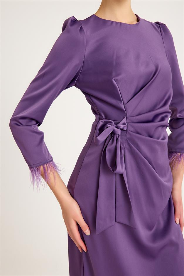 فستان سهرة من الحرير والساتان بأكمام من الريش وخصر مطوي ليلا 4897-E