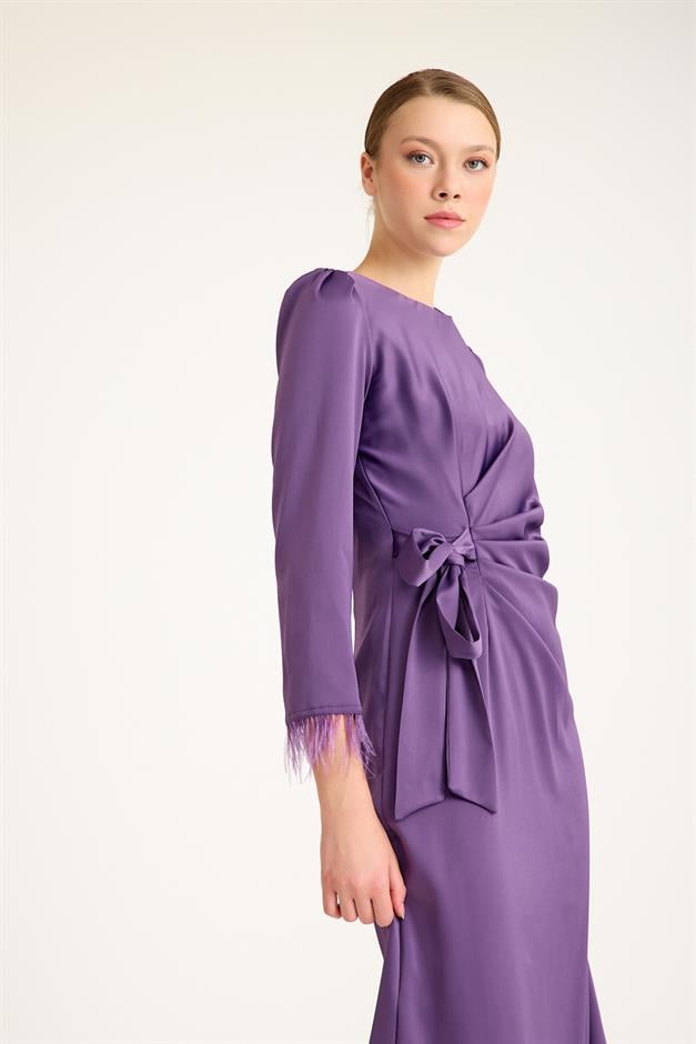 فستان سهرة من الحرير والساتان بأكمام من الريش وخصر مطوي ليلا 4897-E