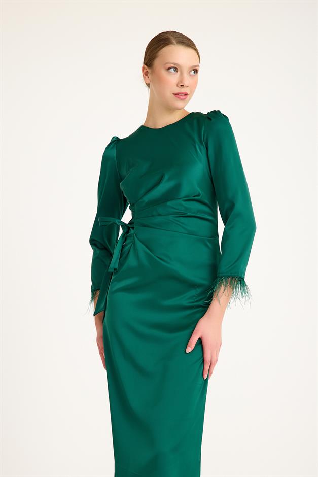 فستان سهرة من الحرير والساتان بأكمام من الريش وخصر مطوي أخضر 4897-E