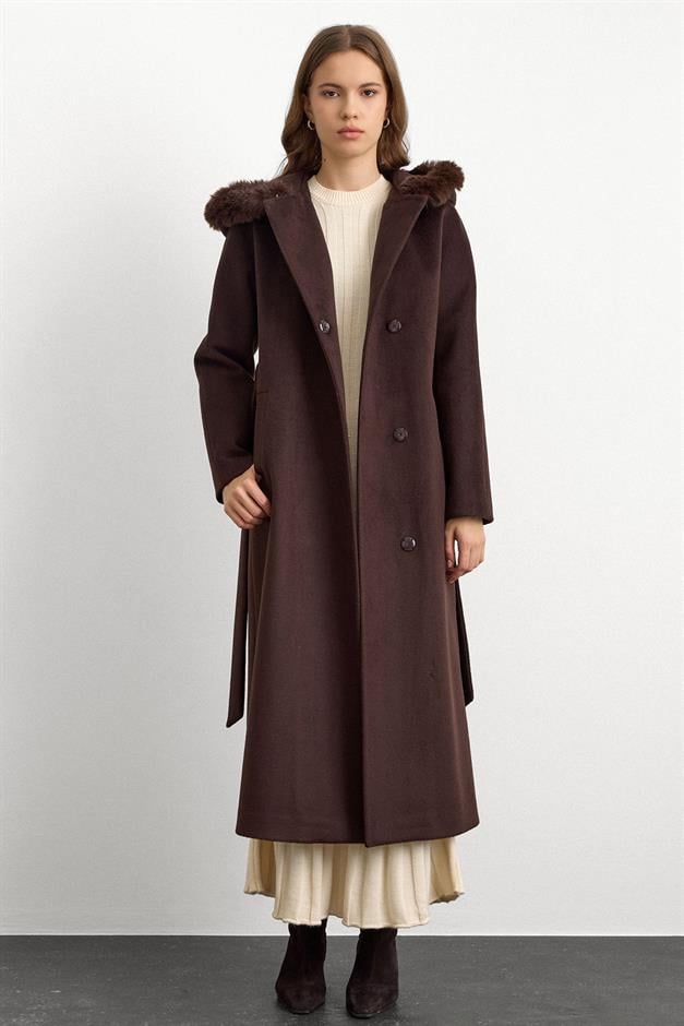 معطف فروي طويل بقلنسوة ورباط على الخصر قهوة 3107