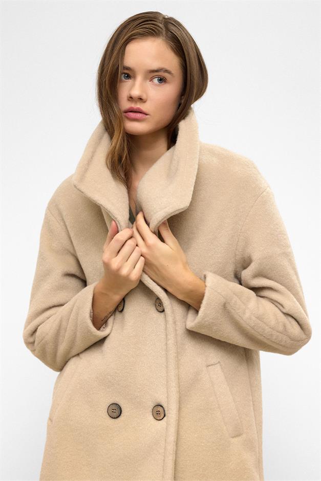 معطف واسع الصدر مع ياقة منديل بيج غامق 3129