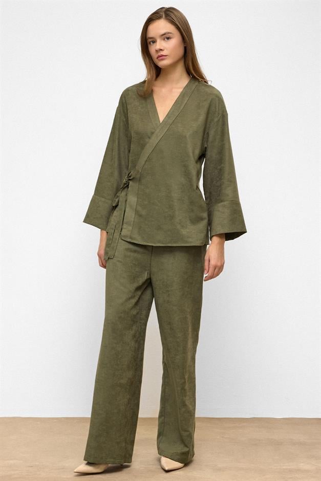 طقم كيمونو من قطعتين بمظهر جلد سويدي مع رباط أمامي يمين 9366-TK