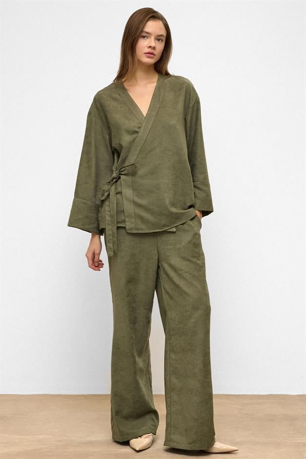 طقم كيمونو من قطعتين بمظهر جلد سويدي مع رباط أمامي يمين 9366-TK