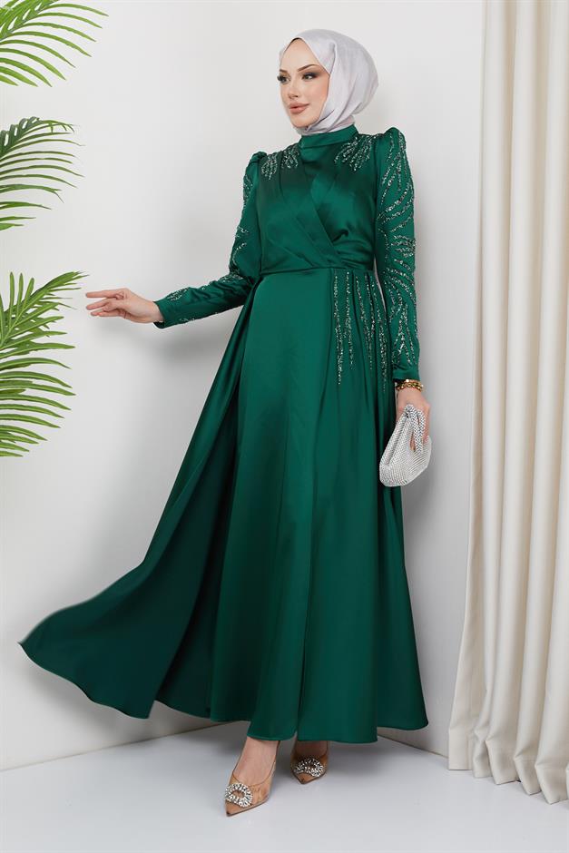 فستان سهرة من الساتان مع تفاصيل الترتر والحجر على الجهة الأمامية والأكمام أخضر 1660