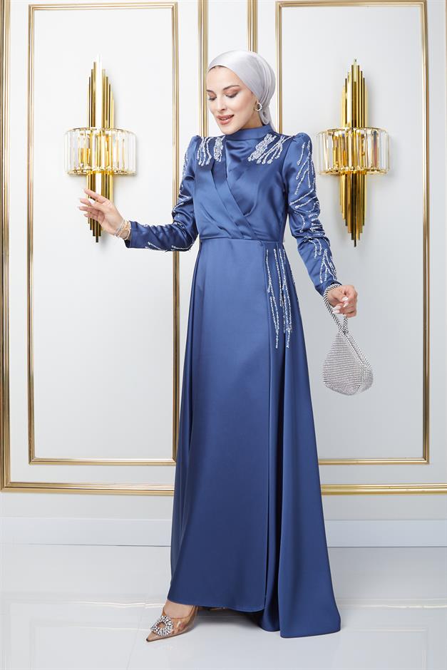 فستان سهرة من الساتان مع تفاصيل الترتر والحجر على الجهة الأمامية والأكمام ك. نيلي 1660