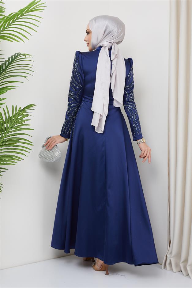 فستان سهرة من الساتان مع تفاصيل الترتر والحجر على الجهة الأمامية والأكمام الأزرق الداكن 1660