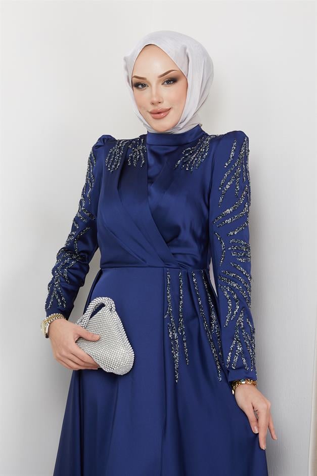 فستان سهرة من الساتان مع تفاصيل الترتر والحجر على الجهة الأمامية والأكمام الأزرق الداكن 1660