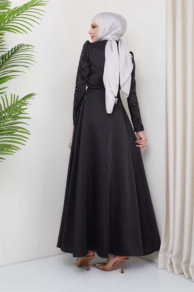 فستان سهرة من الساتان مع تفاصيل الترتر والحجر على الجهة الأمامية والأكمام أسود 1660