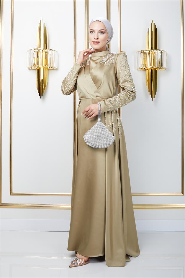 فستان سهرة من الساتان مع تفاصيل الترتر والحجر على الجهة الأمامية والأكمام زيت أخضر 1660