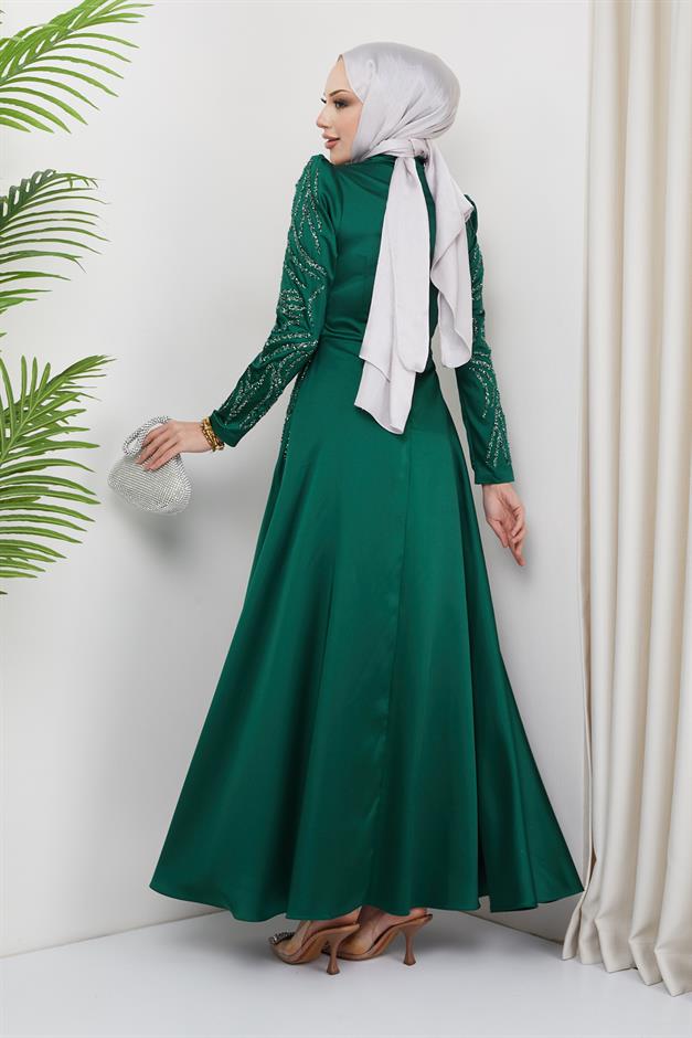 فستان سهرة من الساتان مع تفاصيل الترتر والحجر على الجهة الأمامية والأكمام أخضر 1660