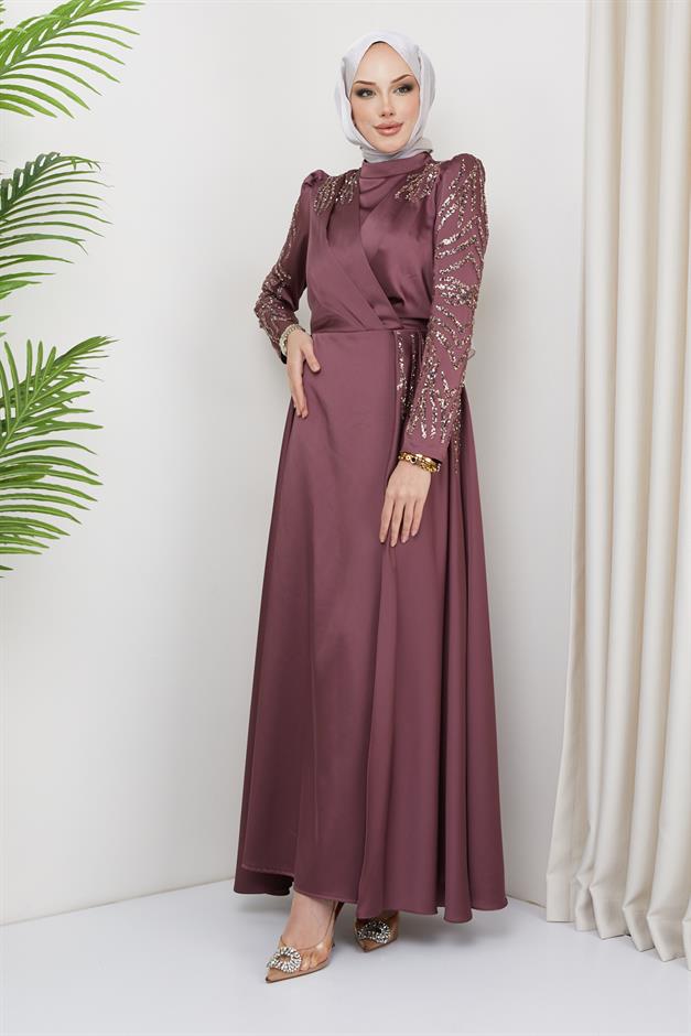 فستان سهرة من الساتان مع تفاصيل الترتر والحجر على الجهة الأمامية والأكمام ورد مجفف 1660