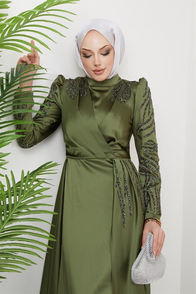 فستان سهرة من الساتان مع تفاصيل الترتر والحجر على الجهة الأمامية والأكمام أخضر فاتح 1660
