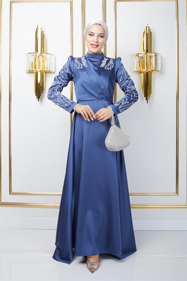 فستان سهرة من الساتان مع تفاصيل الترتر والحجر على الجهة الأمامية والأكمام ك. نيلي 1660