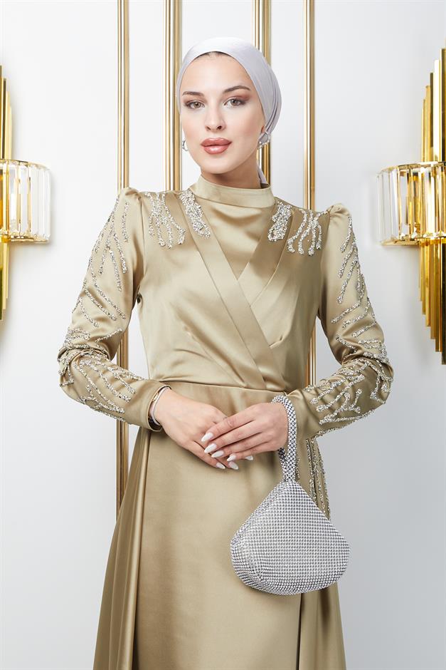 فستان سهرة من الساتان مع تفاصيل الترتر والحجر على الجهة الأمامية والأكمام زيت أخضر 1660