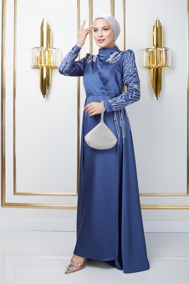 فستان سهرة من الساتان مع تفاصيل الترتر والحجر على الجهة الأمامية والأكمام ك. نيلي 1660