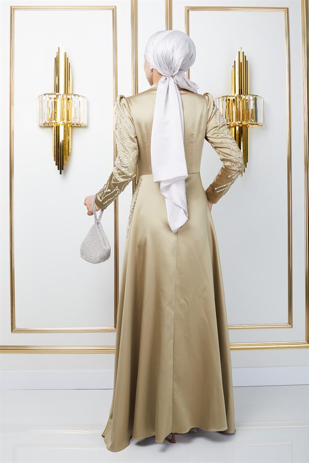 فستان سهرة من الساتان مع تفاصيل الترتر والحجر على الجهة الأمامية والأكمام زيت أخضر 1660