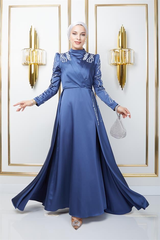 فستان سهرة من الساتان مع تفاصيل الترتر والحجر على الجهة الأمامية والأكمام ك. نيلي 1660