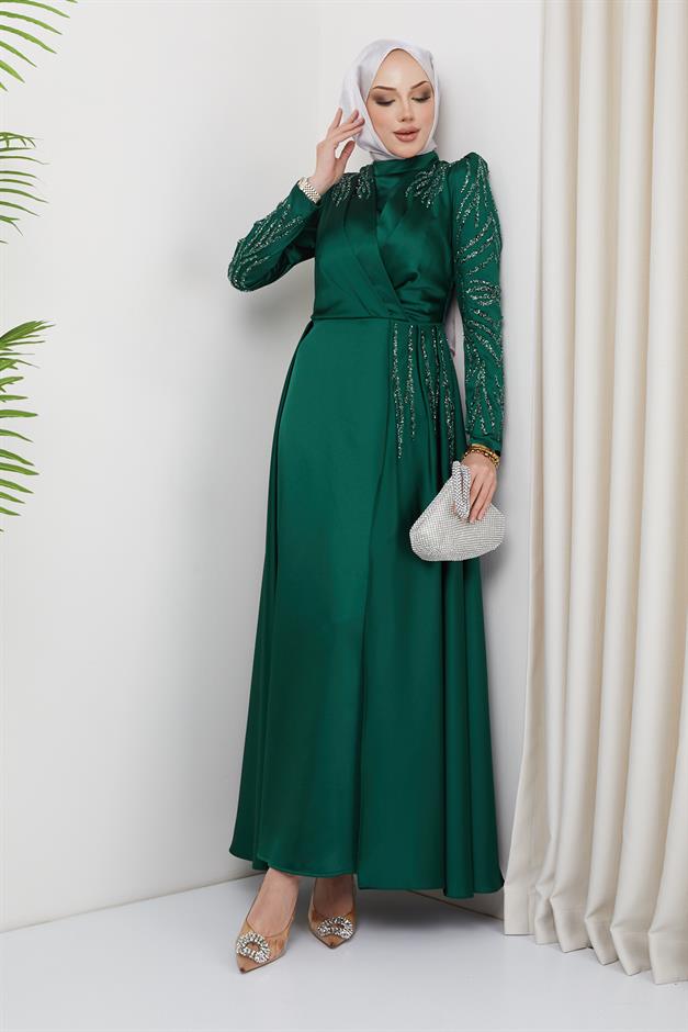 فستان سهرة من الساتان مع تفاصيل الترتر والحجر على الجهة الأمامية والأكمام أخضر 1660