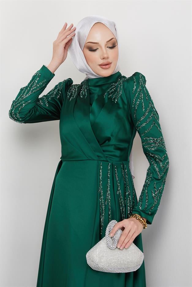 فستان سهرة من الساتان مع تفاصيل الترتر والحجر على الجهة الأمامية والأكمام أخضر 1660