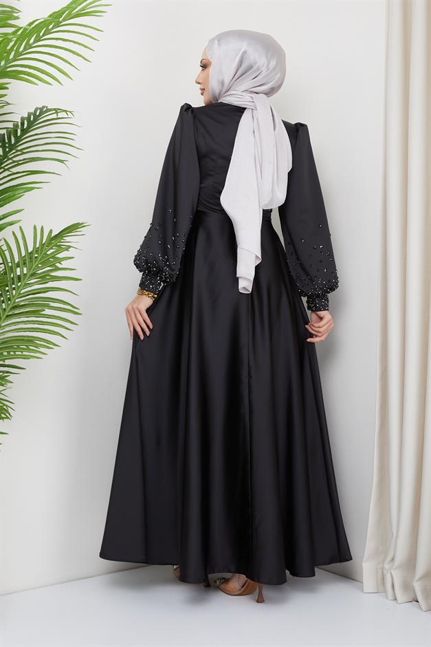 فستان سهرة من الساتان مع تفاصيل حجرية متناثرة على الجهة الأمامية والأكمام أسود 1658