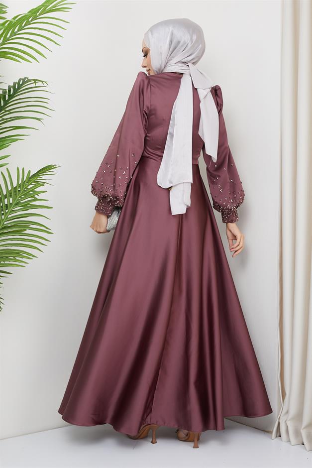 فستان سهرة من الساتان مع تفاصيل حجرية متناثرة على الجهة الأمامية والأكمام ورد مجفف 1658