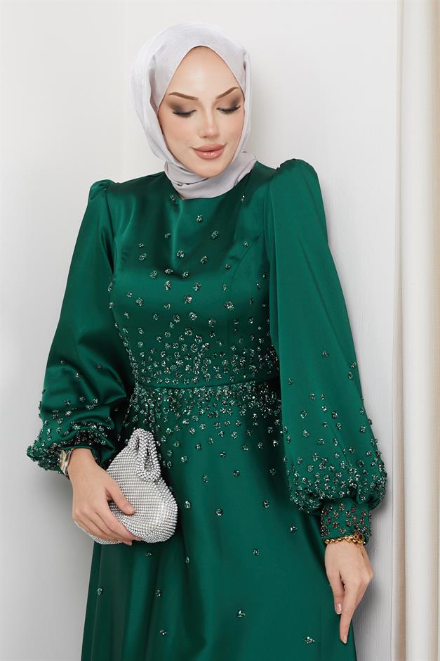 فستان سهرة من الساتان مع تفاصيل حجرية متناثرة على الجهة الأمامية والأكمام أخضر 1658