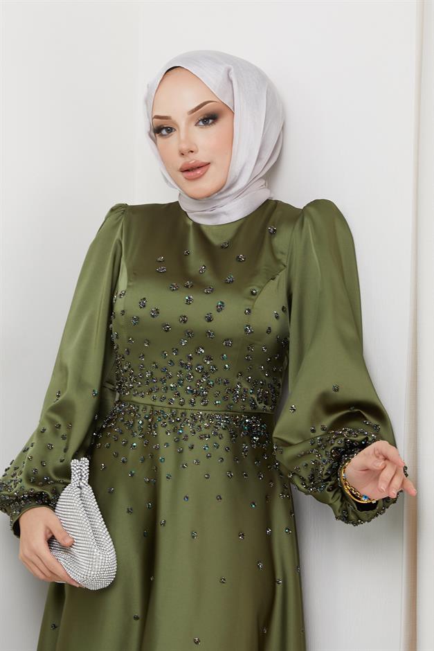 فستان سهرة من الساتان مع تفاصيل حجرية متناثرة على الجهة الأمامية والأكمام أخضر فاتح 1658