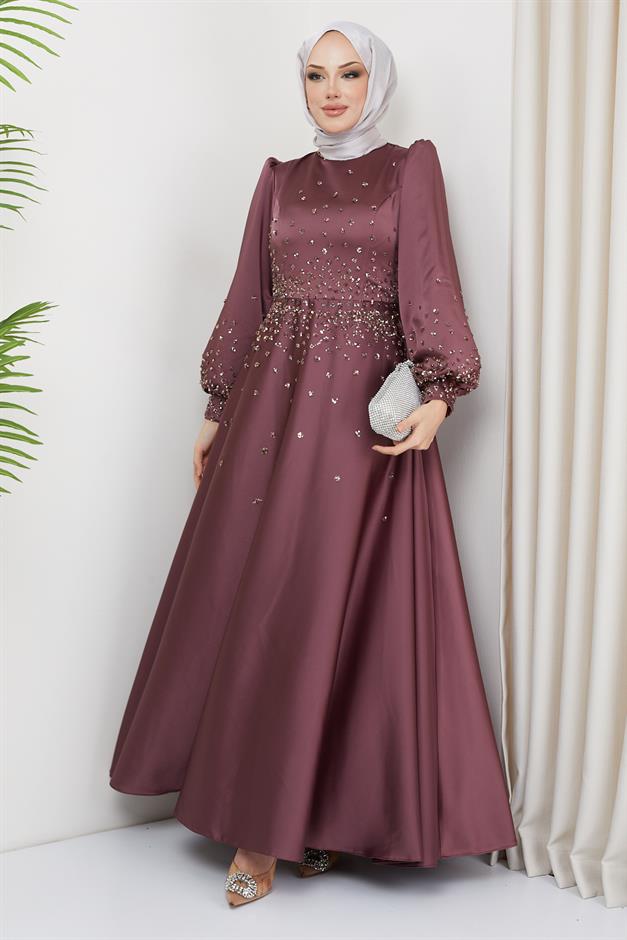 فستان سهرة من الساتان مع تفاصيل حجرية متناثرة على الجهة الأمامية والأكمام ورد مجفف 1658