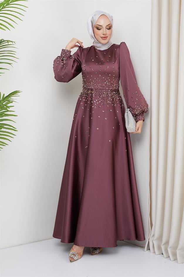 فستان سهرة من الساتان مع تفاصيل حجرية متناثرة على الجهة الأمامية والأكمام ورد مجفف 1658