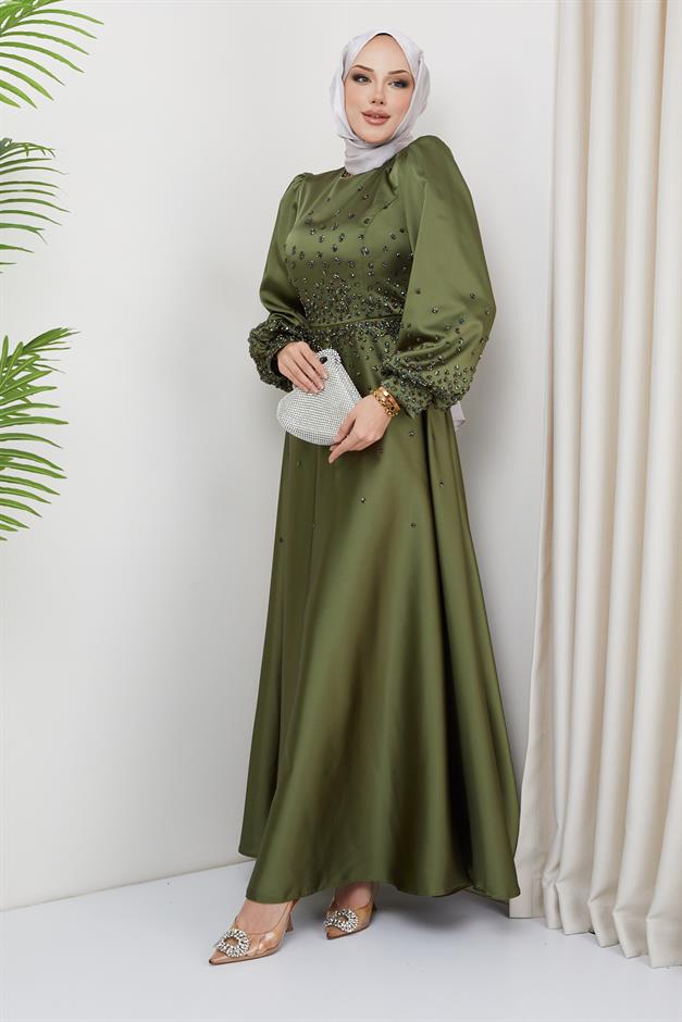 فستان سهرة من الساتان مع تفاصيل حجرية متناثرة على الجهة الأمامية والأكمام أخضر فاتح 1658