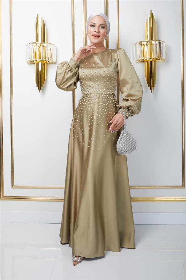فستان سهرة من الساتان مع تفاصيل حجرية متناثرة على الجهة الأمامية والأكمام زيت أخضر 1658