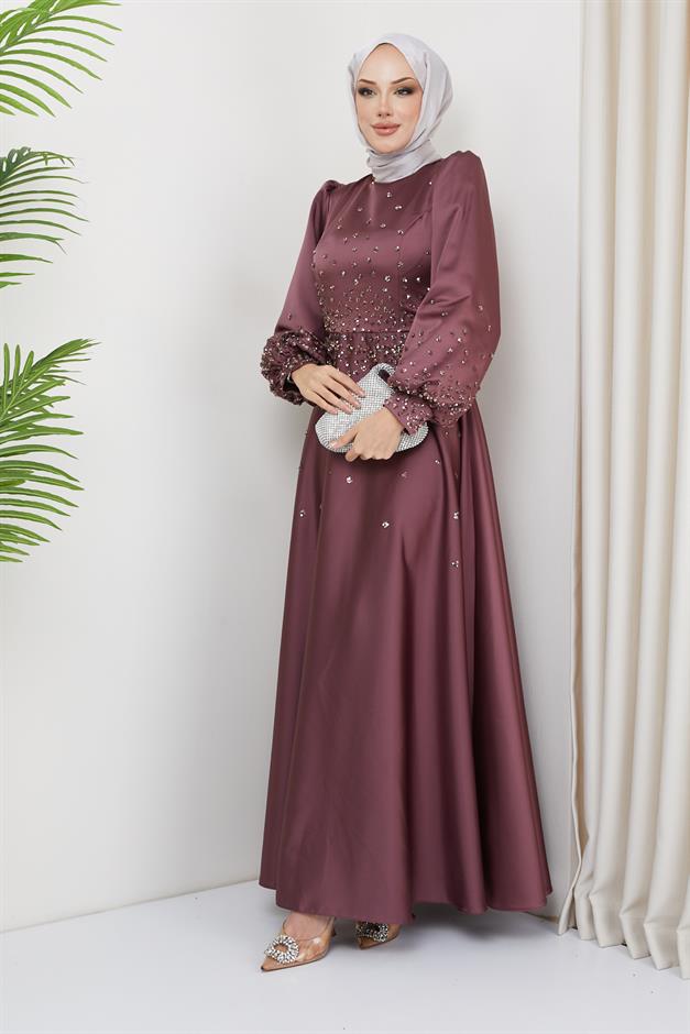 فستان سهرة من الساتان مع تفاصيل حجرية متناثرة على الجهة الأمامية والأكمام ورد مجفف 1658