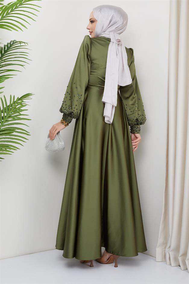 فستان سهرة من الساتان مع تفاصيل حجرية متناثرة على الجهة الأمامية والأكمام أخضر فاتح 1658
