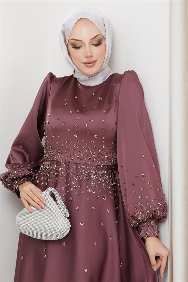 فستان سهرة من الساتان مع تفاصيل حجرية متناثرة على الجهة الأمامية والأكمام ورد مجفف 1658