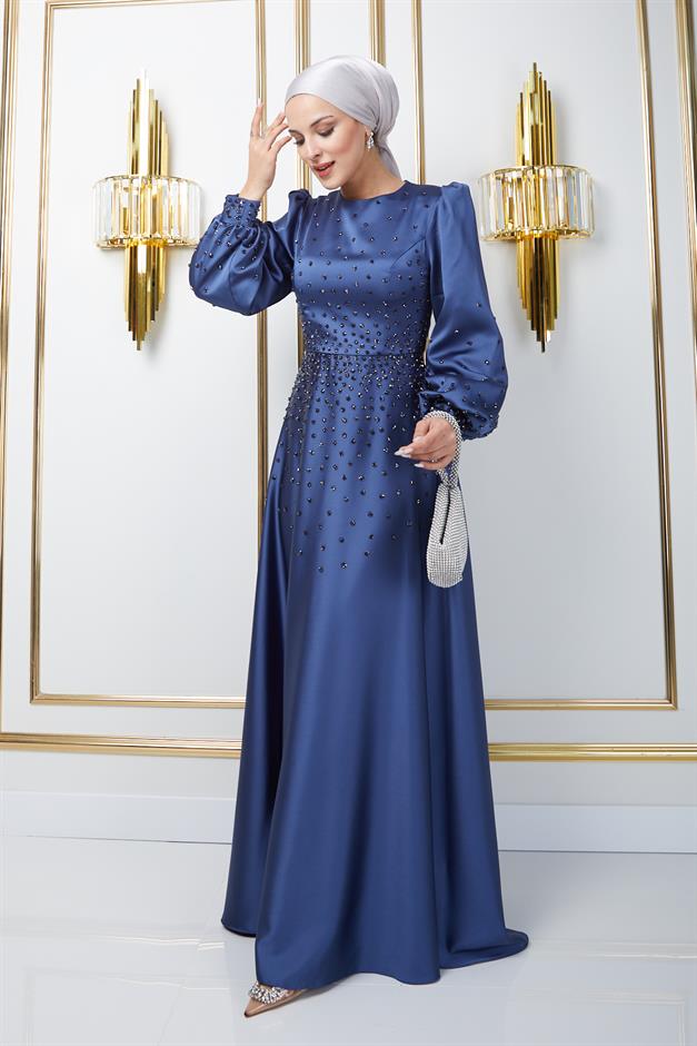 فستان سهرة من الساتان مع تفاصيل حجرية متناثرة على الجهة الأمامية والأكمام ك. نيلي 1658