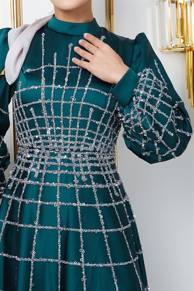 فستان سهرة ساتان واسع مع حجاب بأحجار وترتر في الأمام والأكمام أخضر 1675