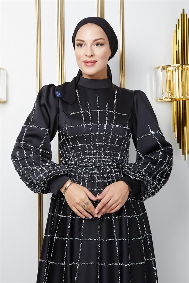 فستان سهرة ساتان واسع مع حجاب بأحجار وترتر في الأمام والأكمام أسود 1675