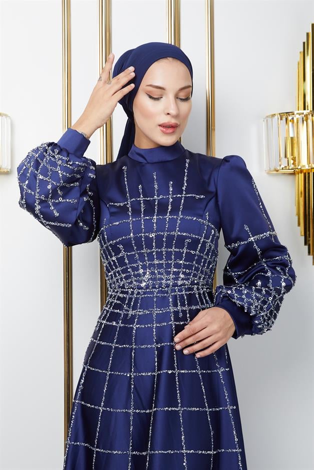 فستان سهرة ساتان واسع مع حجاب بأحجار وترتر في الأمام والأكمام الأزرق الداكن 1675