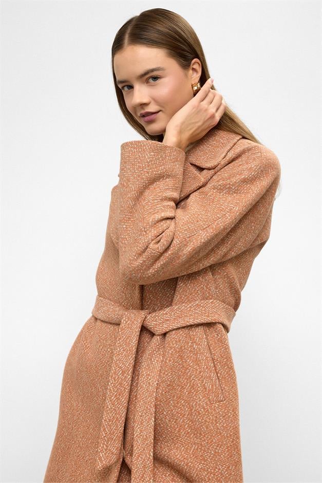 معطف متوسط الطول بنمط متعرج وإغلاق بزر كبس كبير الحجم قَشَّة 3035