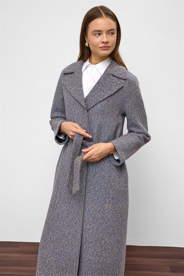 معطف متوسط الطول بنمط متعرج وإغلاق بزر كبس كبير الحجم إنديجو 3035