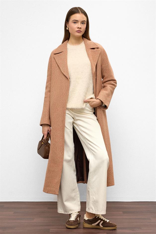 معطف متوسط الطول بنمط متعرج وإغلاق بزر كبس كبير الحجم قَشَّة 3035