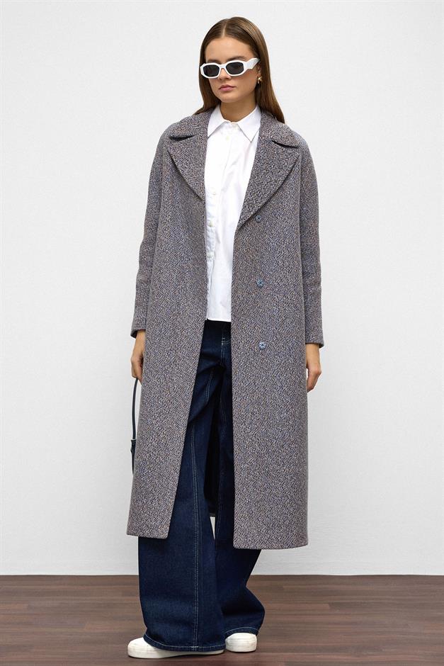 معطف متوسط الطول بنمط متعرج وإغلاق بزر كبس كبير الحجم إنديجو 3035