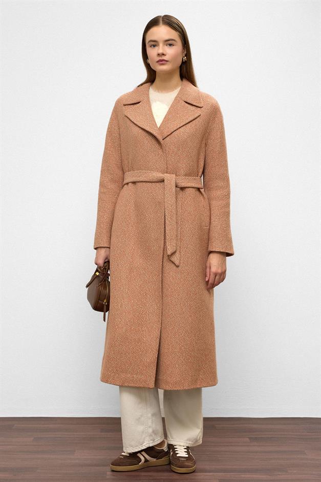 معطف متوسط الطول بنمط متعرج وإغلاق بزر كبس كبير الحجم قَشَّة 3035