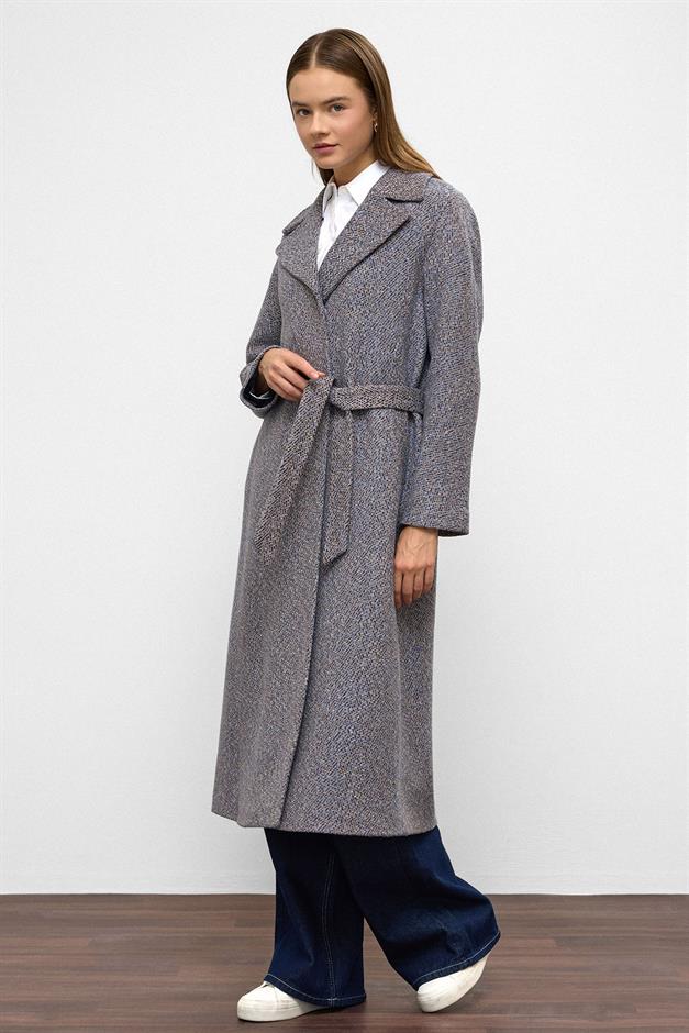 معطف متوسط الطول بنمط متعرج وإغلاق بزر كبس كبير الحجم إنديجو 3035