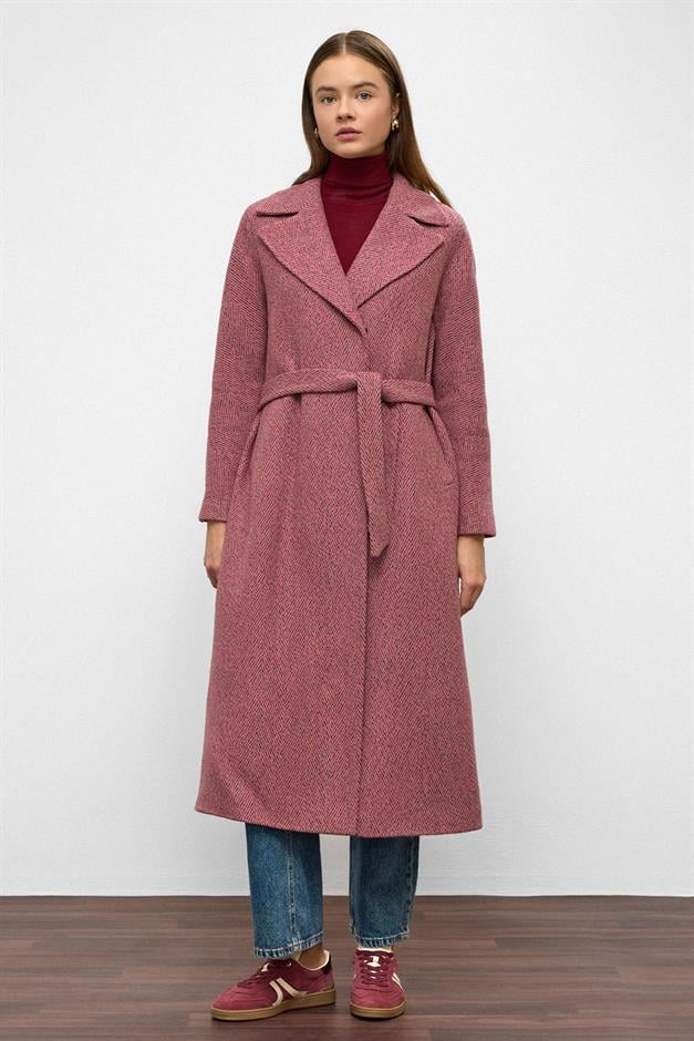 معطف متوسط الطول بنمط متعرج وإغلاق بزر كبس كبير الحجم ضارب الى الحمرة 3035