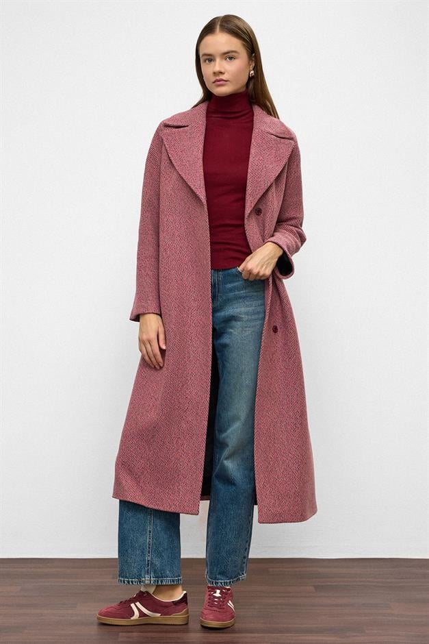 معطف متوسط الطول بنمط متعرج وإغلاق بزر كبس كبير الحجم ضارب الى الحمرة 3035